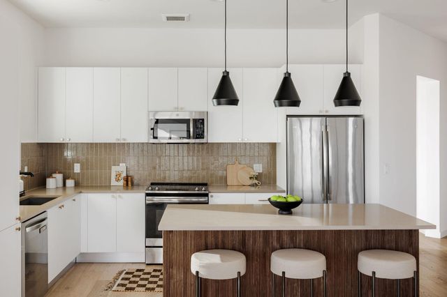 800 Embassy DR 408, Austin, TX 78702