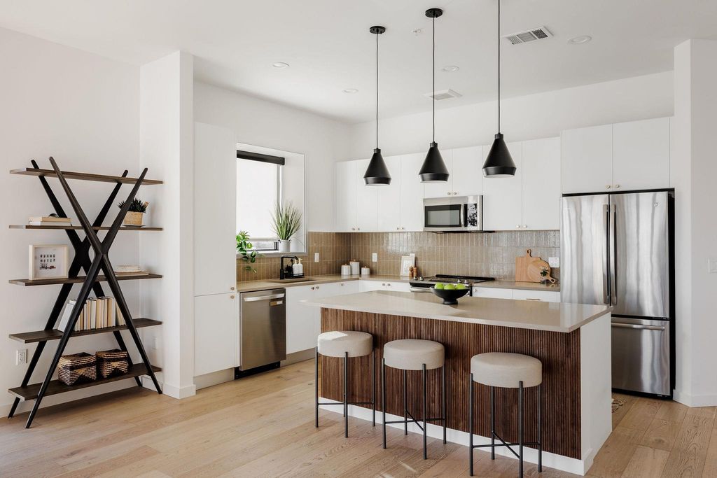 800 Embassy DR 408, Austin, TX 78702