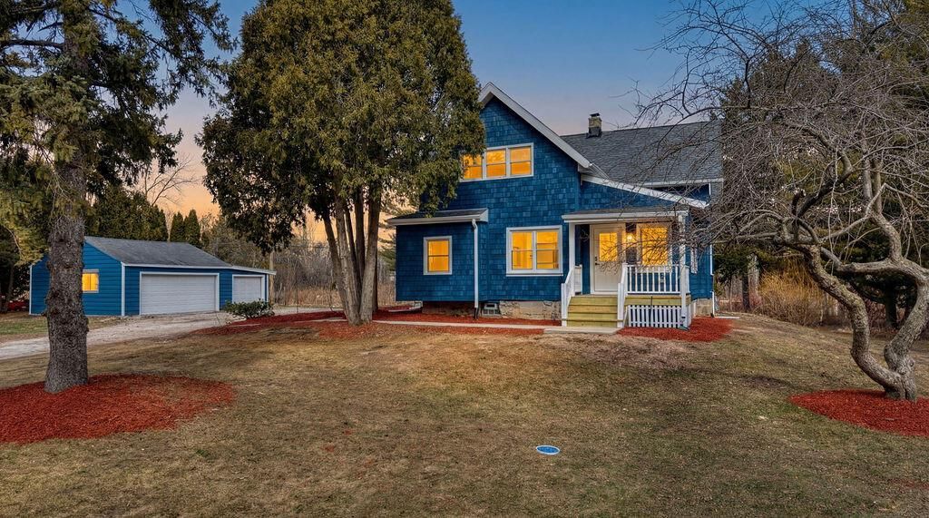 1436 W Fiesta LANE, Mequon, WI 53092