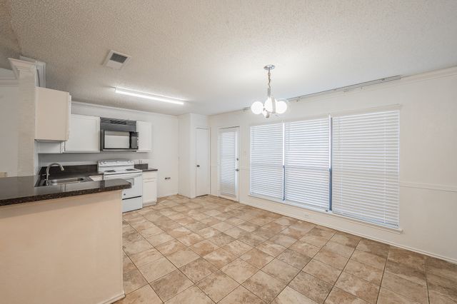 808 Blessing Creek Drive, Euless, TX 76039