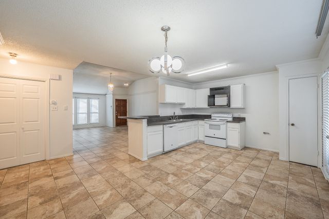 808 Blessing Creek Drive, Euless, TX 76039