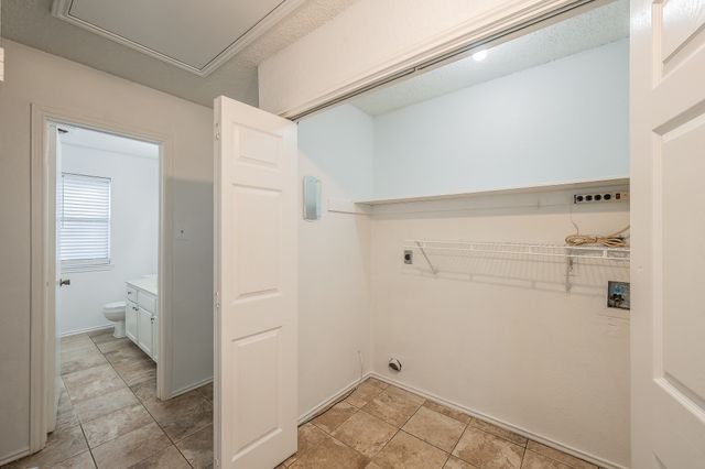 808 Blessing Creek Drive, Euless, TX 76039