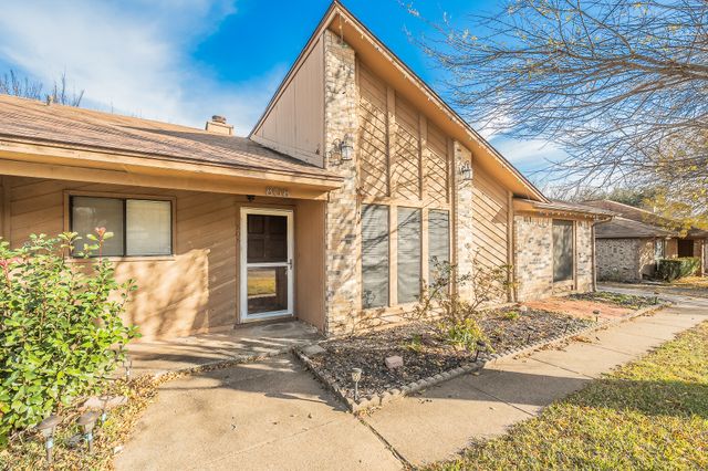 808 Blessing Creek Drive, Euless, TX 76039