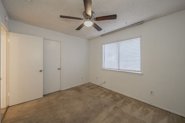 808 Blessing Creek Drive, Euless, TX 76039