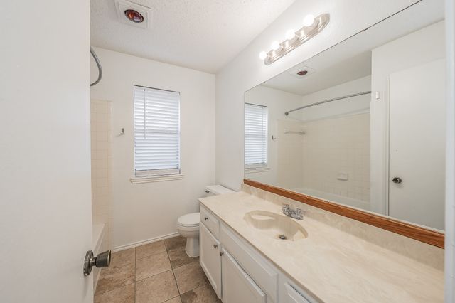 808 Blessing Creek Drive, Euless, TX 76039