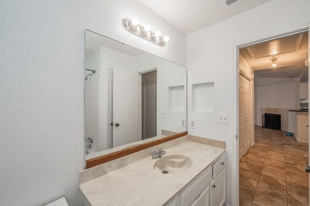 808 Blessing Creek Drive, Euless, TX 76039