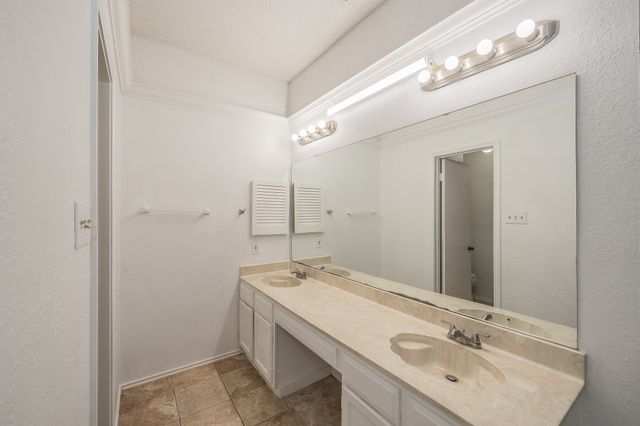 808 Blessing Creek Drive, Euless, TX 76039