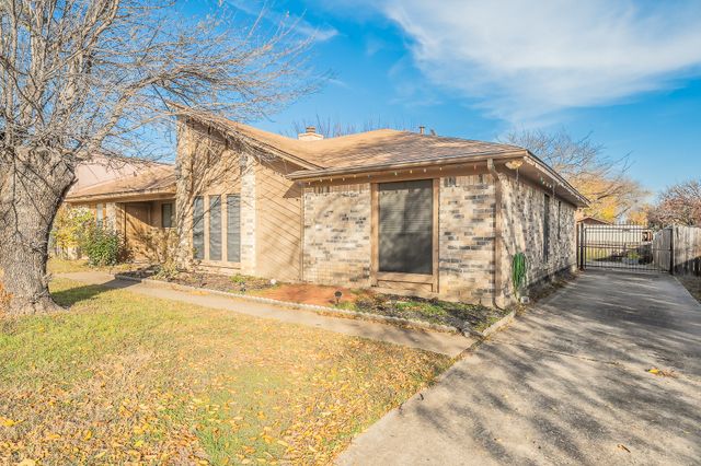 808 Blessing Creek Drive, Euless, TX 76039
