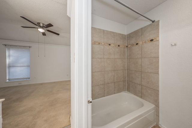 808 Blessing Creek Drive, Euless, TX 76039