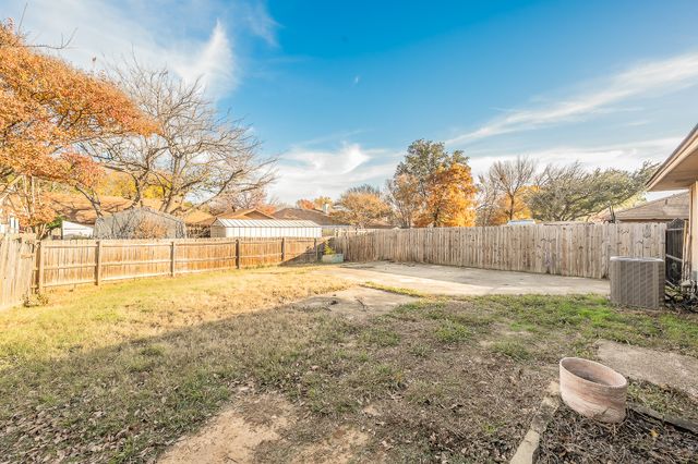 808 Blessing Creek Drive, Euless, TX 76039