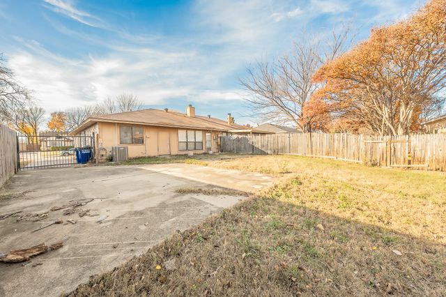 808 Blessing Creek Drive, Euless, TX 76039