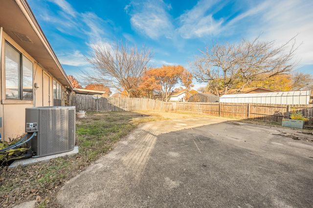 808 Blessing Creek Drive, Euless, TX 76039