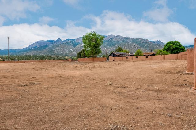 12519 ELENA Drive NE, Albuquerque, NM 87122