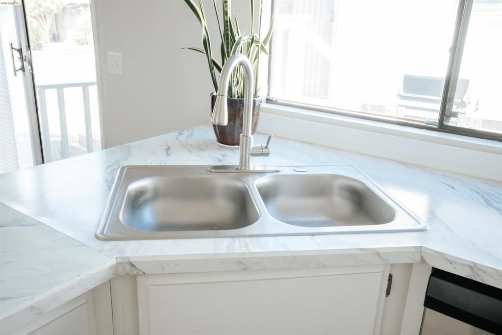 Image 12 of property listing at 1909 Strasbourg Ln, Antioch, CA 94509