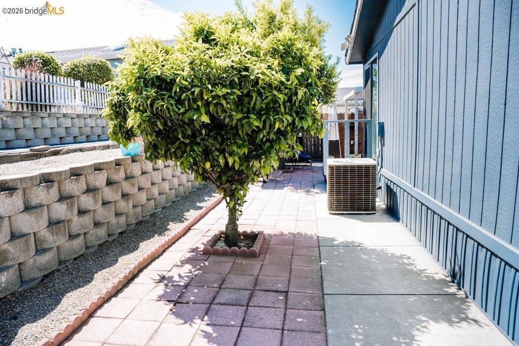 Image 8 of property listing at 1909 Strasbourg Ln, Antioch, CA 94509