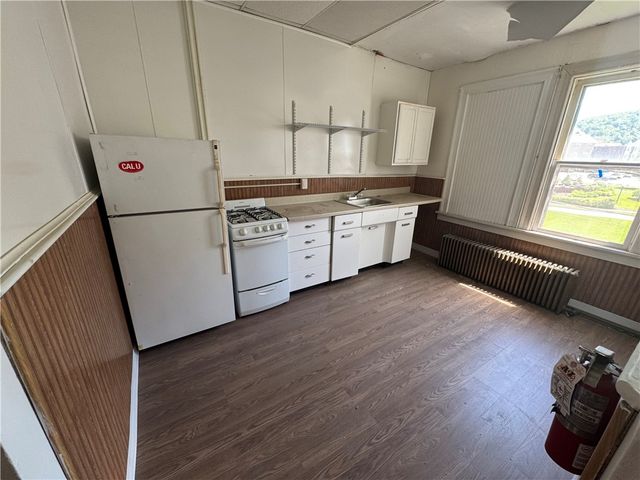 516 3rd St, California, PA 15419