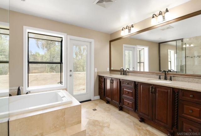 1036 Long Shadow Ct, El Cajon, CA 92019