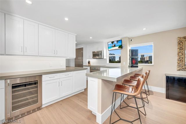 300 Park Shore DR PHA6, Naples, FL 34103