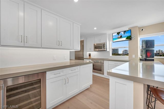 300 Park Shore DR PHA6, Naples, FL 34103