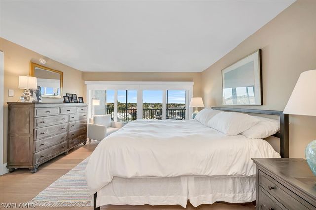 300 Park Shore DR PHA6, Naples, FL 34103