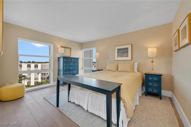 300 Park Shore DR PHA6, Naples, FL 34103