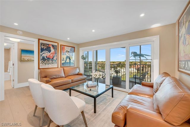 300 Park Shore DR PHA6, Naples, FL 34103