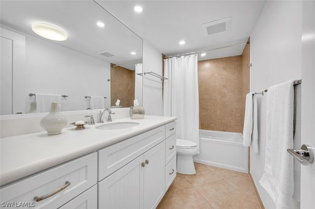 300 Park Shore DR PHA6, Naples, FL 34103