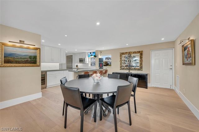 300 Park Shore DR PHA6, Naples, FL 34103