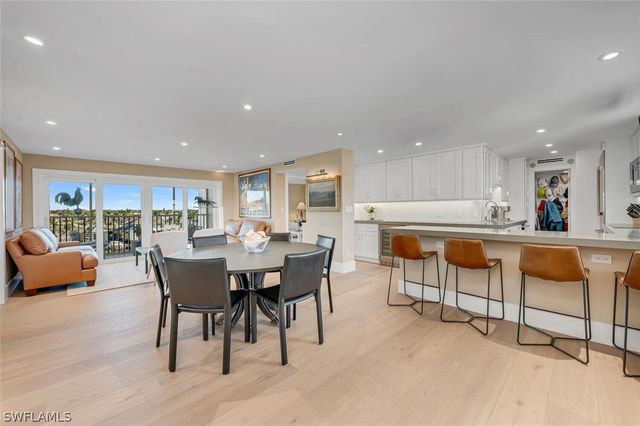 300 Park Shore DR PHA6, Naples, FL 34103