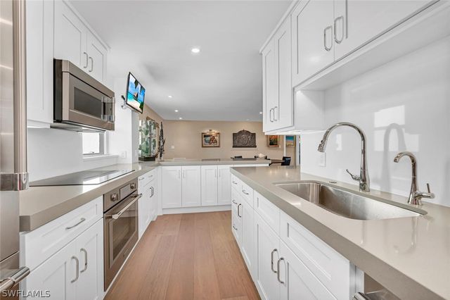 300 Park Shore DR PHA6, Naples, FL 34103