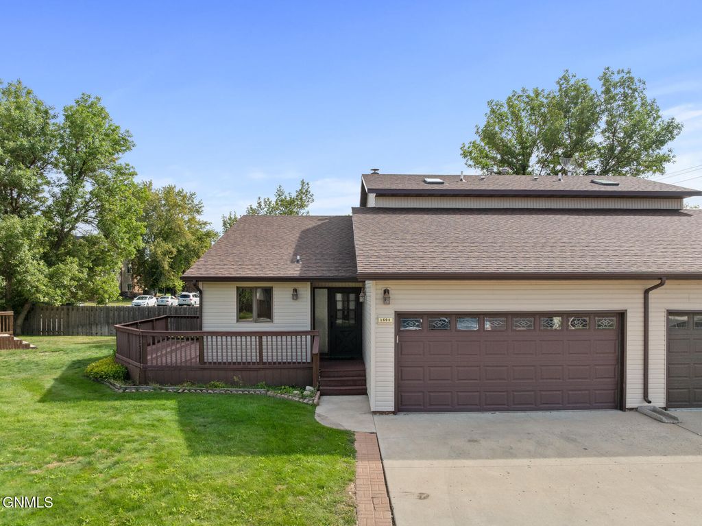 1604 Bison Drive, Williston, ND 58801 photo 2