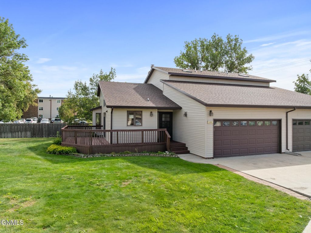 1604 Bison Drive, Williston, ND 58801 photo 3