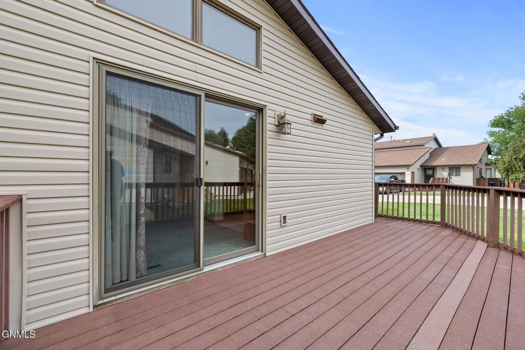 1604 Bison Drive, Williston, ND 58801 photo 5