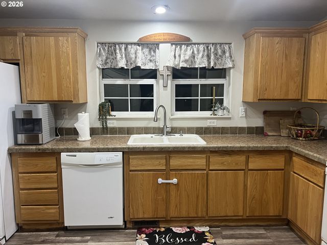 210 Nw GRINSTEAD St, Siletz, OR 97380