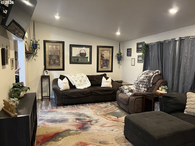 210 Nw GRINSTEAD St, Siletz, OR 97380