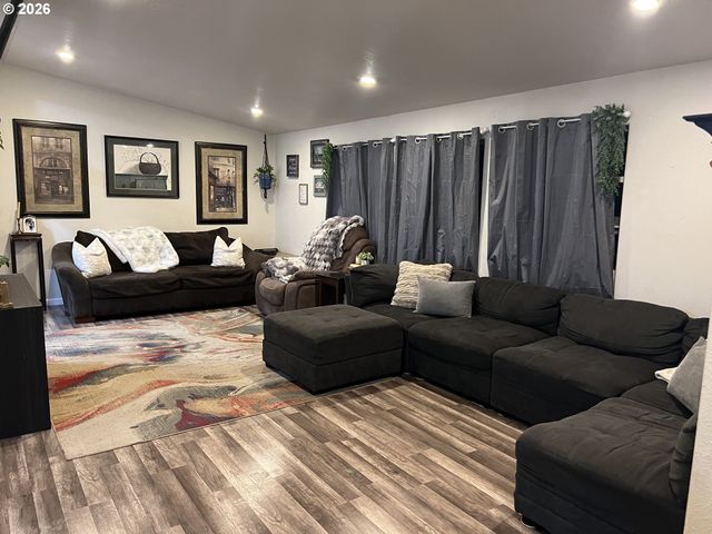 210 Nw GRINSTEAD St, Siletz, OR 97380