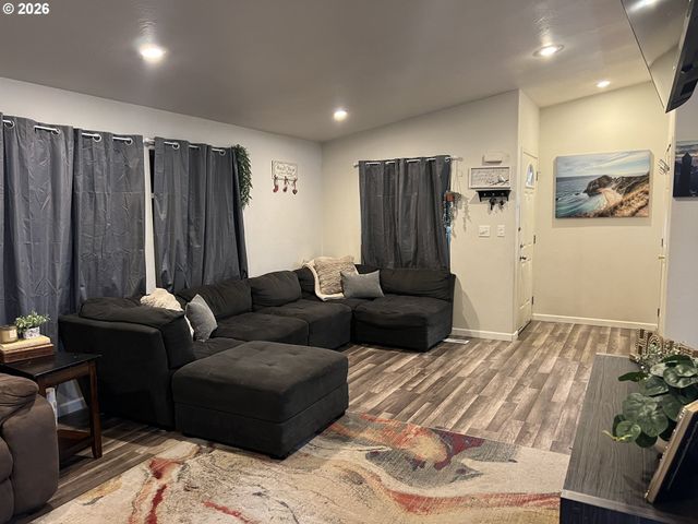 210 Nw GRINSTEAD St, Siletz, OR 97380