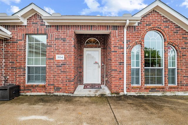 304 Briar Cove Circle, Red Oak, TX 75154