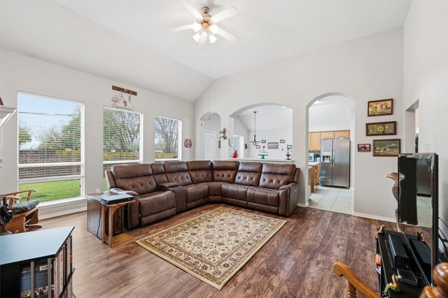 304 Briar Cove Circle, Red Oak, TX 75154