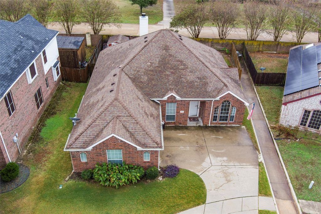 304 Briar Cove Circle, Red Oak, TX 75154