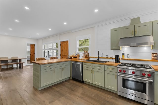 335 Salisbury St, Worcester, MA 01609