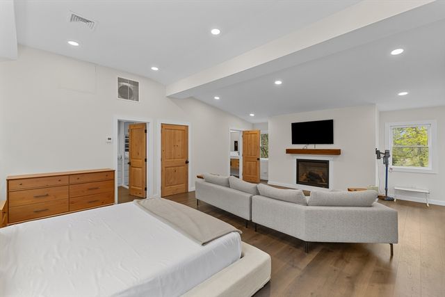 335 Salisbury St, Worcester, MA 01609