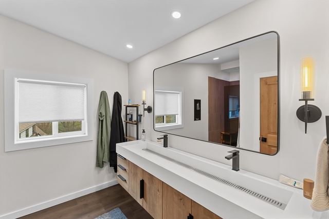 335 Salisbury St, Worcester, MA 01609