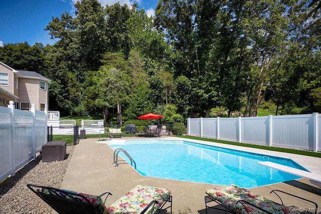 90 Woodcrest Drive, Hopewell Junction, NY 12533