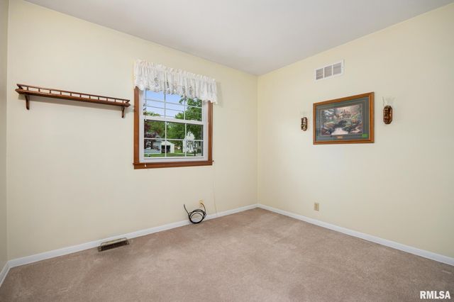 200 BESS Street, Washington, IL 61571
