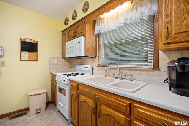 200 BESS Street, Washington, IL 61571