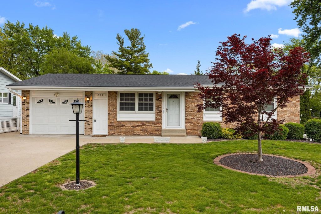 200 BESS Street, Washington, IL 61571