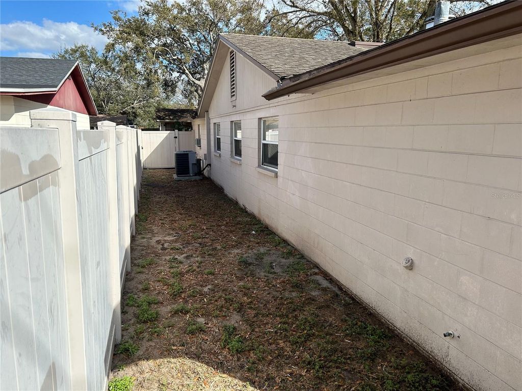 Image 31 of property listing at 1815 LOWRY AVENUE, Lakeland, FL 33801