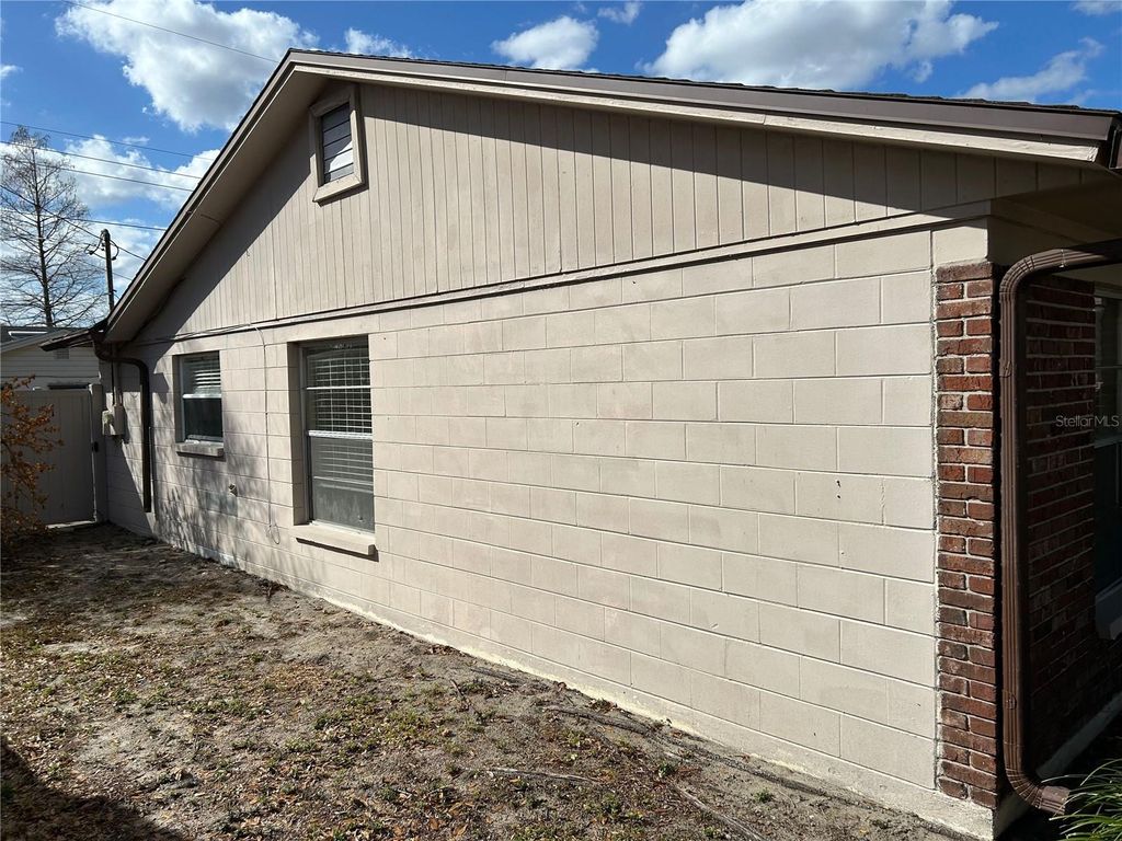 Image 32 of property listing at 1815 LOWRY AVENUE, Lakeland, FL 33801