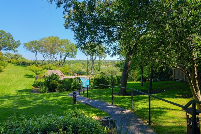 26 River Bluff Ln, Carmichael, CA 95608